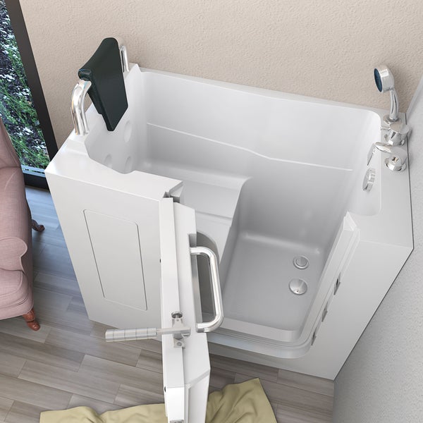 Begehbare Badewanne mit Tür und Sitzgelegenheit in einem hellen Badezimmer.