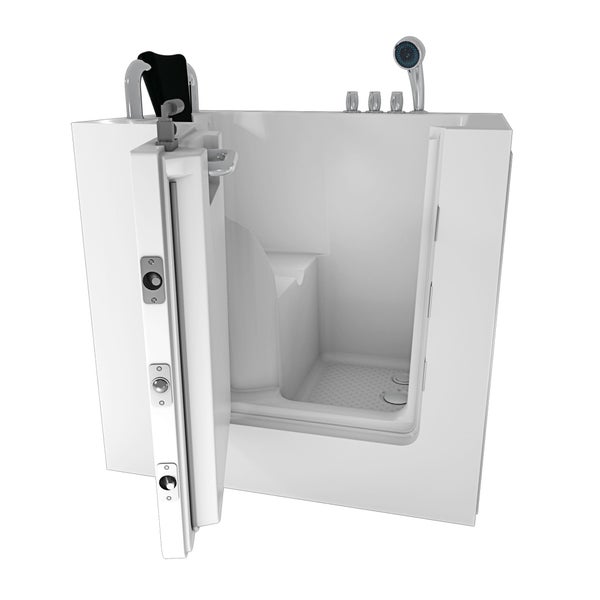 Begehbare Badewanne mit offener Tür, Sitz, Armaturen und Duschkopf.