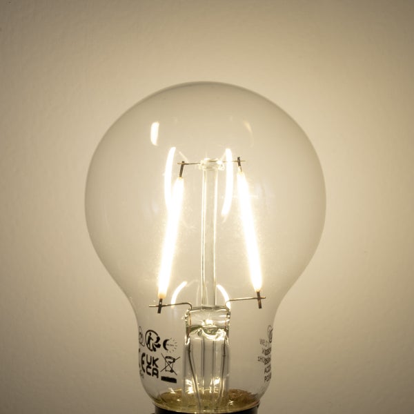 Leuchtende LED-Filament-Lampe in Birnenform aus klarem Glas.