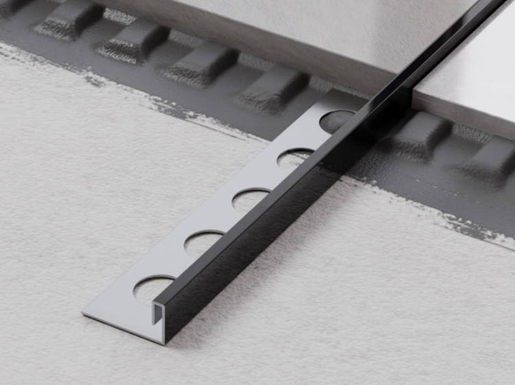 Fliesenprofil aus Metall mit Löchern