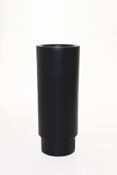 Hoher zylindrischer Blumentopf aus Kunststoff in Schwarz mit abgesetztem Sockel.