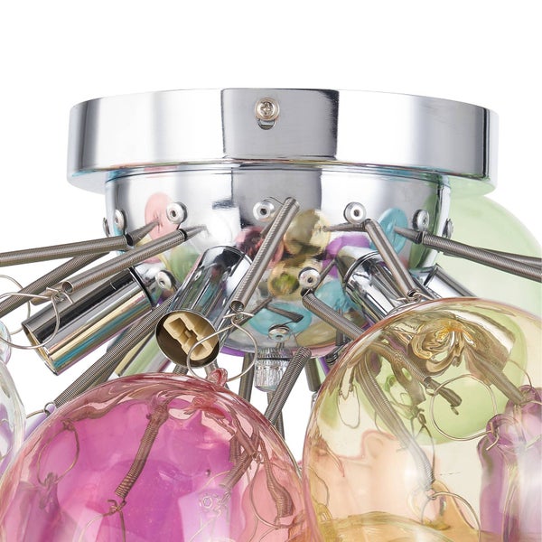 Nahaufnahme einer Deckenleuchte aus verchromtem Metall mit bunten Glaskugeln und dekorativen Metallfedern.