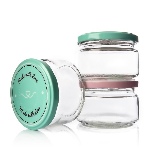 Drei Einmachgläser mit Deckel gestapelt