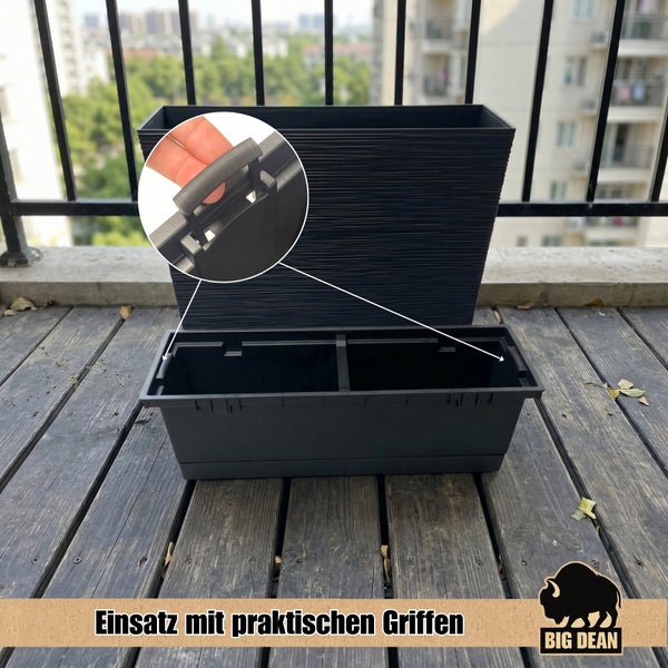 Rechteckiger Pflanzkübel mit herausnehmbarem Kunststoffeinsatz inklusive Tragegriffen auf einem Holzboden.