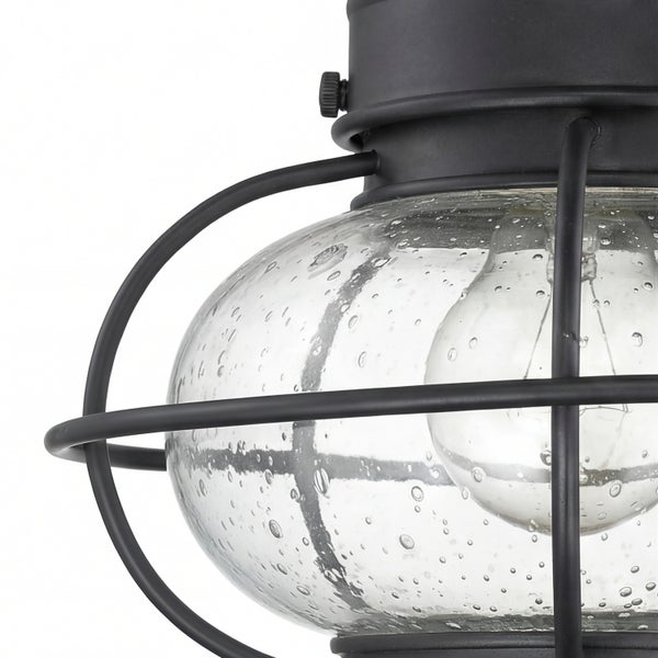 Nahaufnahme einer Außenleuchte mit Klarglas und einem Schutzgitter