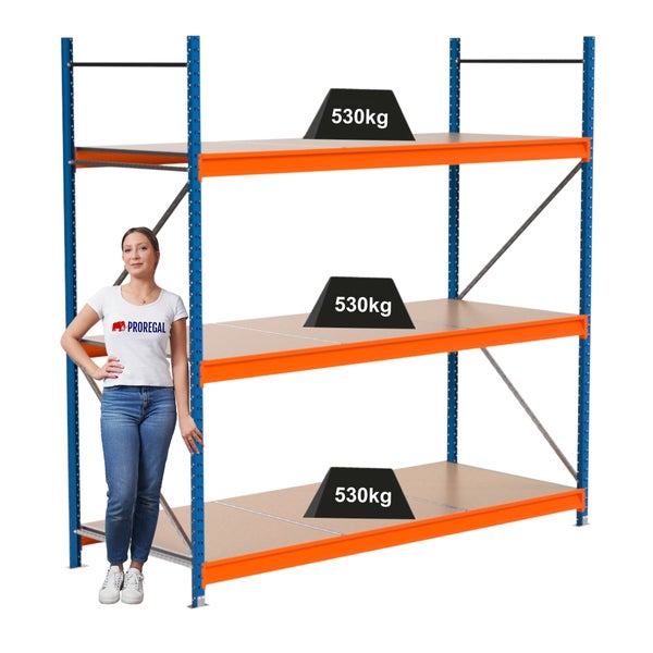 Ein Lagerregal mit drei Ebenen und einer Traglast von 530 Kilogramm pro Ebene wird von einer Frau demonstriert.