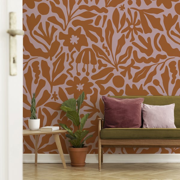 Wohnraum mit floral gemusterter Tapete, Sofa und Beistelltisch