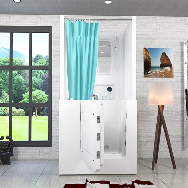 Weiße Sitzbadewanne mit Tür, integrierter Dusche, blauem Duschvorhang und Handbrause in hellem Raum mit Gartenblick.