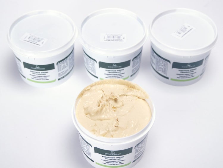 Vier Eimer Faser verstärkter Holzkitt von Borma Wachs.