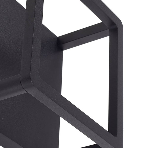 Detailansicht einer modernen Wandleuchte aus schwarzem Metall mit geometrischem Rahmen.