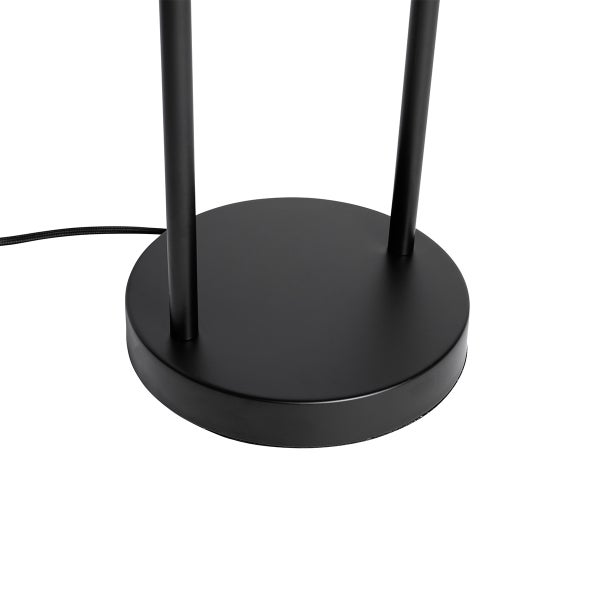 Detailaufnahme des Lampenfußes einer Stehlampe