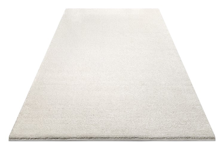 Weißer Hochflor-Teppich mit weicher, flauschiger Oberfläche.