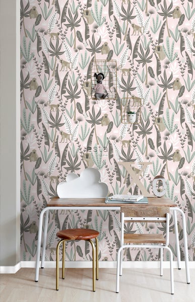 Kinderzimmer mit Dschungeltapete, Schreibtisch und Stuhl