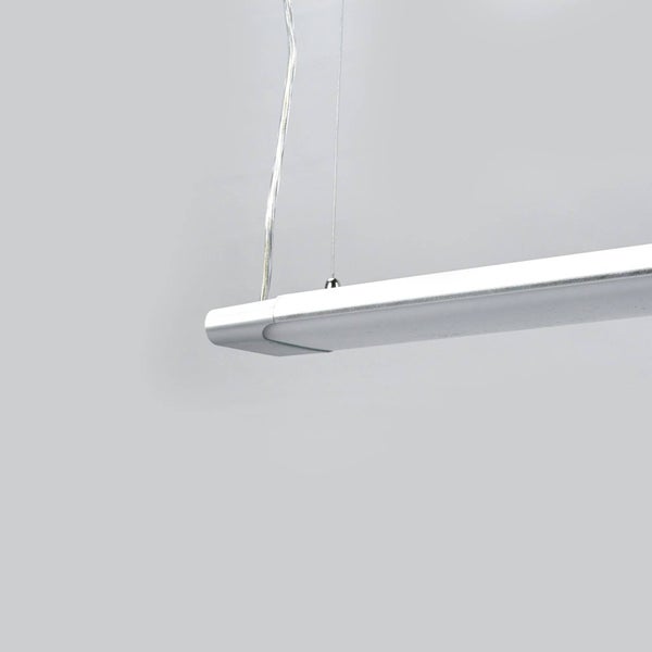 Detailansicht einer linearen LED-Pendelleuchte aus Metall mit Seilaufhängung.