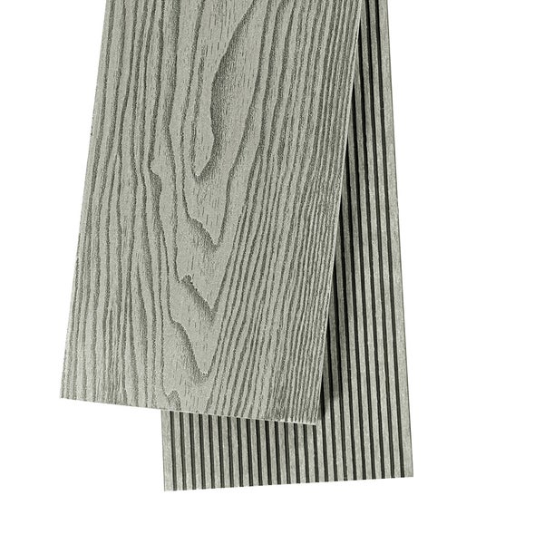 WPC-Terrassendiele mit geriffelter Oberfläche, montiert mit Befestigungsclips auf einer Unterkonstruktion.