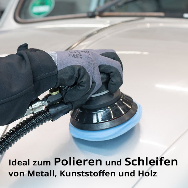 Eine Person poliert ein Auto mit einer Poliermaschine