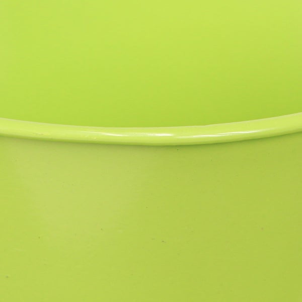 Detailansicht eines Metalleimers