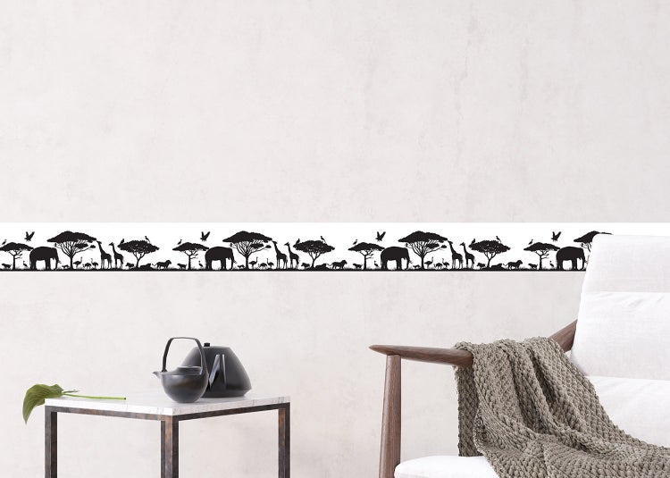 Wandbordüre mit Afrika-Safari-Motiv, zeigt schwarze Silhouetten von Elefanten und Giraffen in einem hell gestalteten Wohnraum.