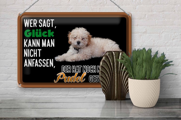 Dekoratives Schild mit dem Text: Wer sagt, Glück kann man nicht anfassen, der hat noch keinen Pudel gestreichelt