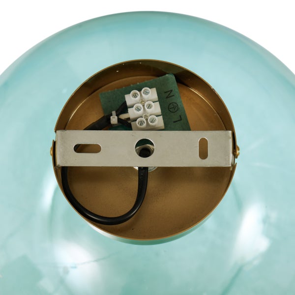 Detailaufnahme einer Deckenleuchte mit elektrischen Anschlüssen