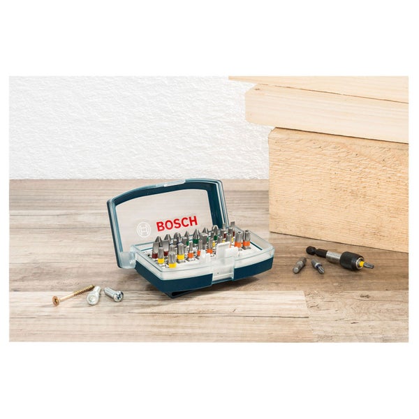 Wohnraum mit Laminatboden, Esstisch und Stühlen