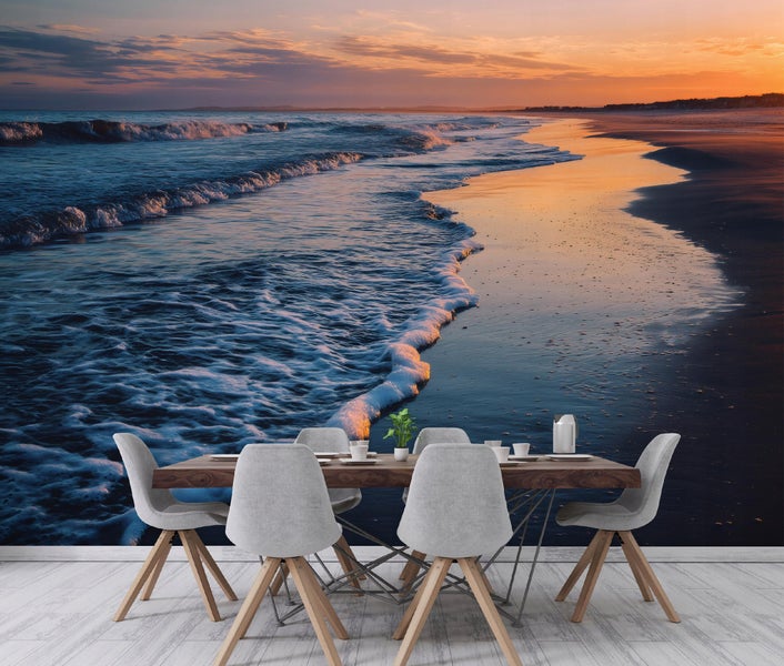 Fototapete mit Strandmotiv hinter Esstisch und Stühlen