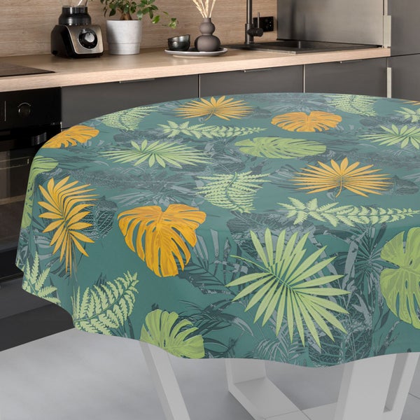 Runde Tischdecke mit tropischem Blättermuster aus Monstera- und Palmwedeln in einer modern eingerichteten Küche.