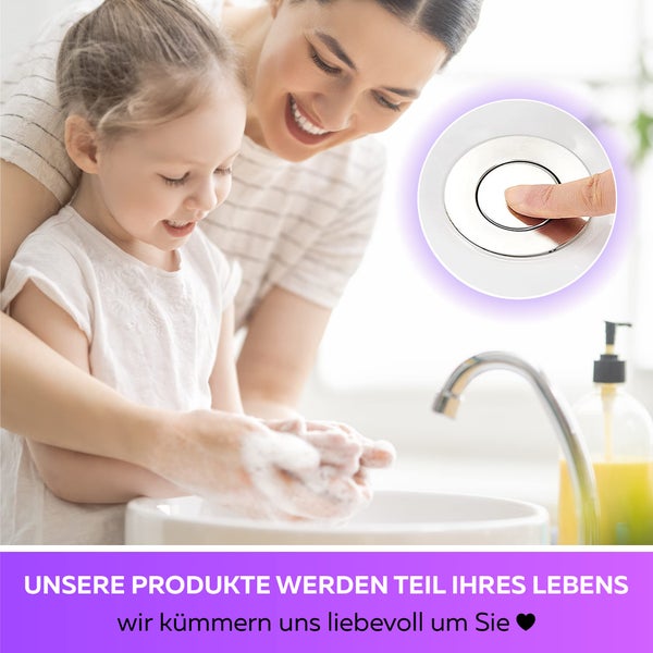 Mutter und Kind waschen sich die Hände am Waschbecken, während eine Hand auf einen Spülmechanismus drückt.