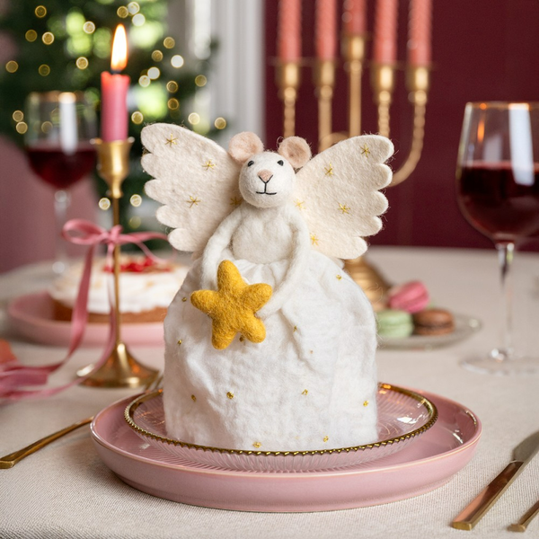 Dekorativer Tisch mit Maus Engel Figur für die Weihnachtszeit.