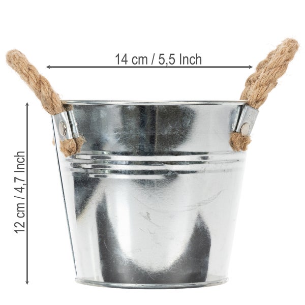 Silberfarbener Metall-Eimer mit Seilgriffen, Höhe 12 Zentimeter, Durchmesser 14 Zentimeter.