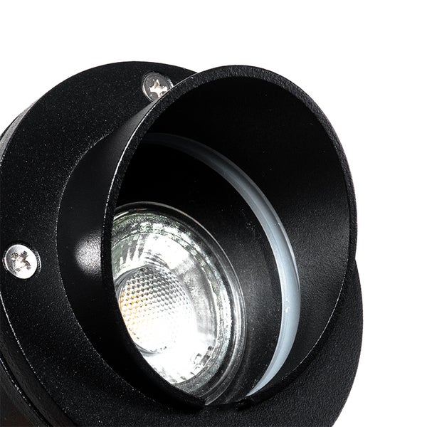Detailansicht eines schwarzen LED-Außenstrahlers mit Blendschutz und sichtbarem Leuchtmittel.
