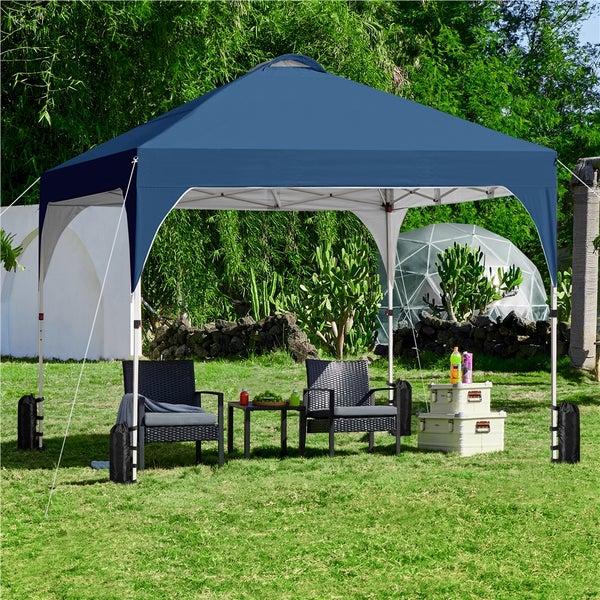 Blauer Pavillon mit Sitzgruppe im Garten.