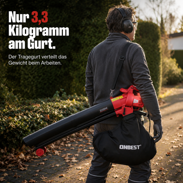 Mann trägt einen ONBEST Laubsauger mit 3200 Watt und 3,3 Kilogramm Gewicht am Tragegurt bei der Gartenarbeit. ONBEST Logo auf dem Fangsack.