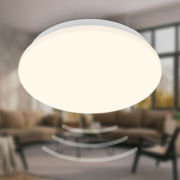 Flache, runde LED-Deckenleuchte mit integriertem Bewegungssensor in einem modern eingerichteten Wohnzimmer.
