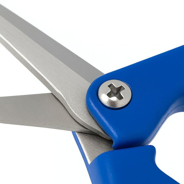 Detailaufnahme einer Schere mit blauen Griffen und Kreuzschlitzschraube