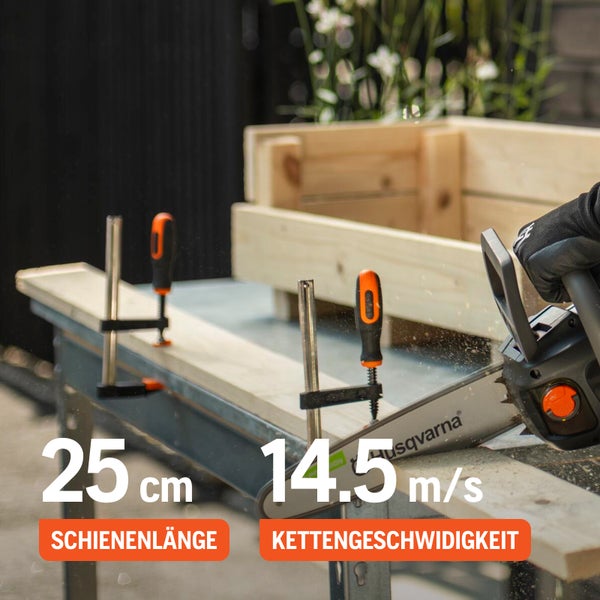 Husqvarna Kettensäge im Einsatz beim Sägen von Holz mit einer Schienenlänge von 25 cm und einer Kettengeschwindigkeit von 14,5 Meter pro Sekunde