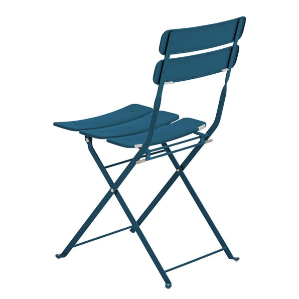 Blauer Metall-Klappstuhl für den Garten mit Sitzfläche und Rückenlehne aus Latten.