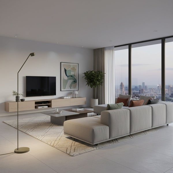 Modernes Wohnzimmer mit großem Ecksofa, wandhängendem TV Board, Couchtisch und Stehlampe vor einer großen Fensterfront mit Stadtblick.