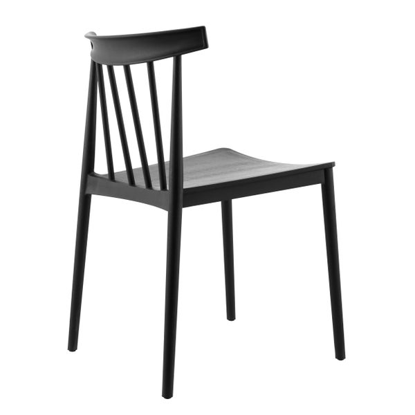 Schwarzer Stuhl aus Kunststoff in modernem Design mit Sprossenrückenlehne.