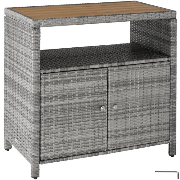 Grauer Gartenschrank aus Polyrattan mit zwei Türen, einem offenen Fach und einer Platte in Holzoptik.
