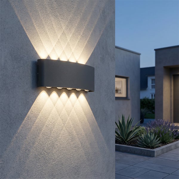Moderne Außenwandleuchte in Anthrazit an einer Fassade mit Lichtstrahlen nach oben und unten.