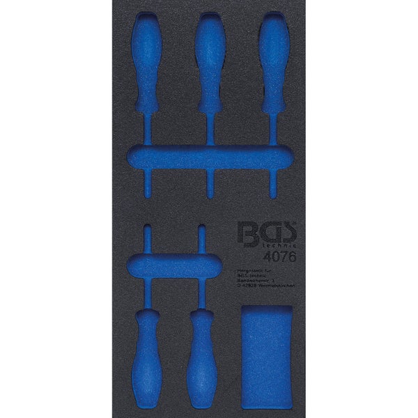 Zwei Hanfpalmen (Trachycarpus fortunei) in dunkelgrauen Töpfen auf einem Kiesweg in einem Gartencenter.