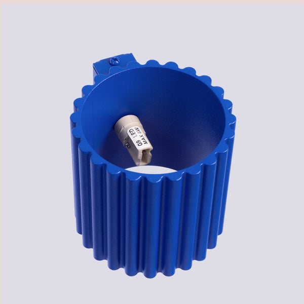 Blaue zylindrische Wandleuchte mit geriffelter Oberfläche und G9 LED Fassung.