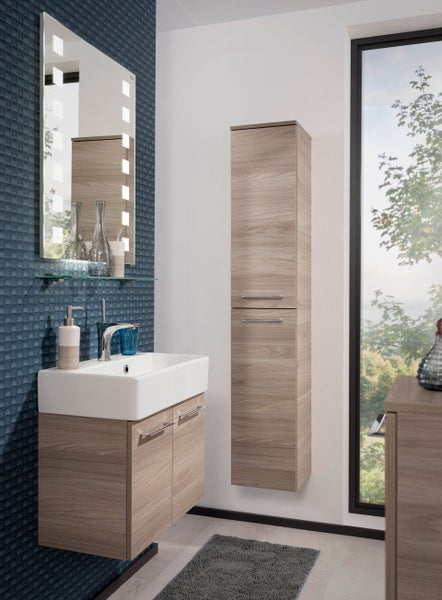 Helles, organisiertes Badezimmer mit Möbel-Set in Eiche-Optik, hängendem Unterschrank, weißem Waschtisch, Hochschrank und Spiegel mit Beleuchtung.