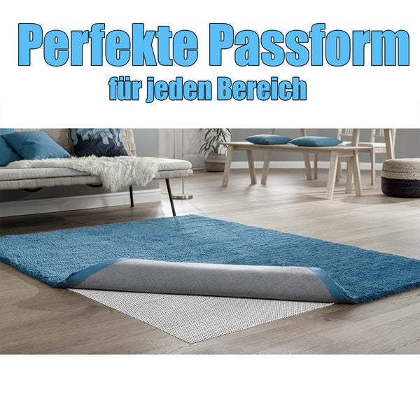 Blauer Teppich mit passgenauer Teppichunterlage in einem Wohnzimmer