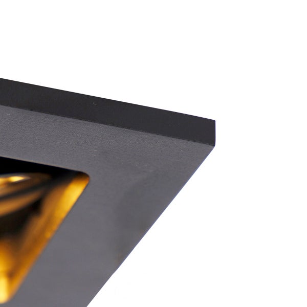 Detailansicht einer schwarzen Metallleuchte mit goldfarbener Innenseite.