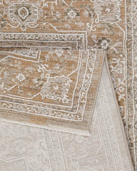 Detailaufnahme eines Teppichs mit Orientmuster im Vintage-Stil, eine umgeklappte Ecke zeigt den Flor und den Teppichrücken.