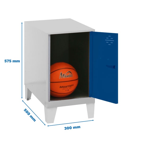 Metallschrank mit geöffnerter Tür und Basketball, Abmessungen: 575 mm hoch, 500 mm tief und 300 mm breit