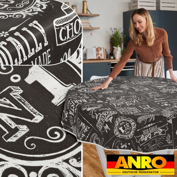 Frau legt eine beschichtete Tischdecke mit Kaffeemotiv auf einen Tisch. Anro Deutsche Manufaktur Logo