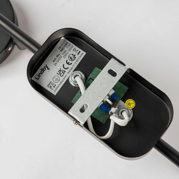 Detailansicht einer Lindby Leuchte mit elektrischen Anschlüssen und Erdungssymbol